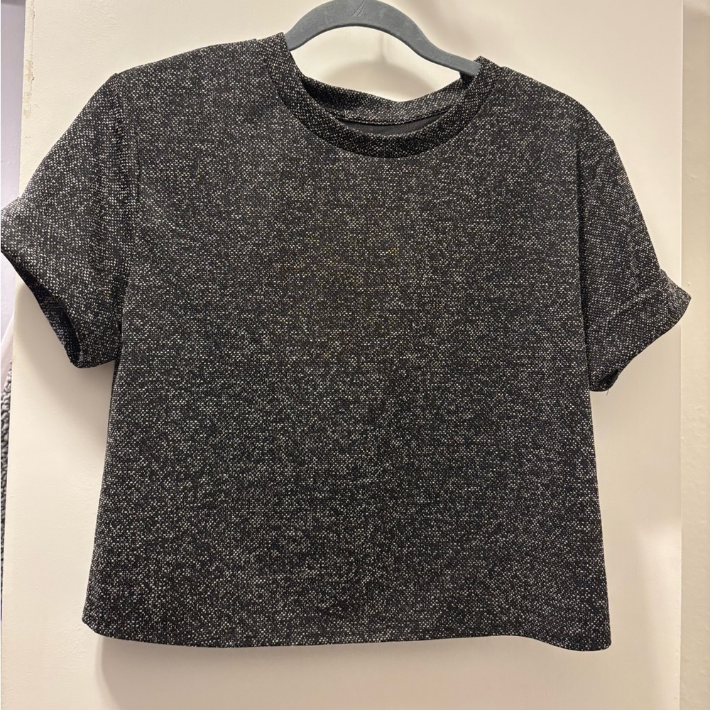 Blank and white shirt. No tag. Size small, heavy fabric